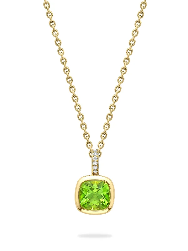 silver bar necklace for women-Florentine Dolce Vita Cushion Peridot Yellow Gold Pendant